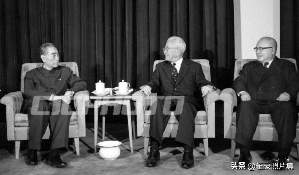 1975年6月12日，住院的周恩来总理在中国人民解放军305医院会见了日本友人藤
