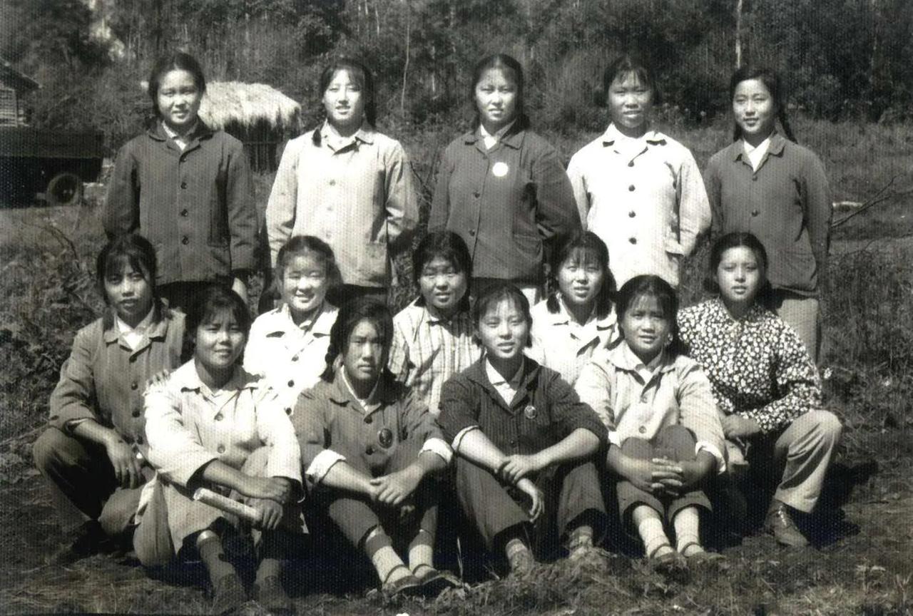 1977年，女知青张梅香要返城读书。临走前，她和农村男友约定：“等我毕业就结婚！