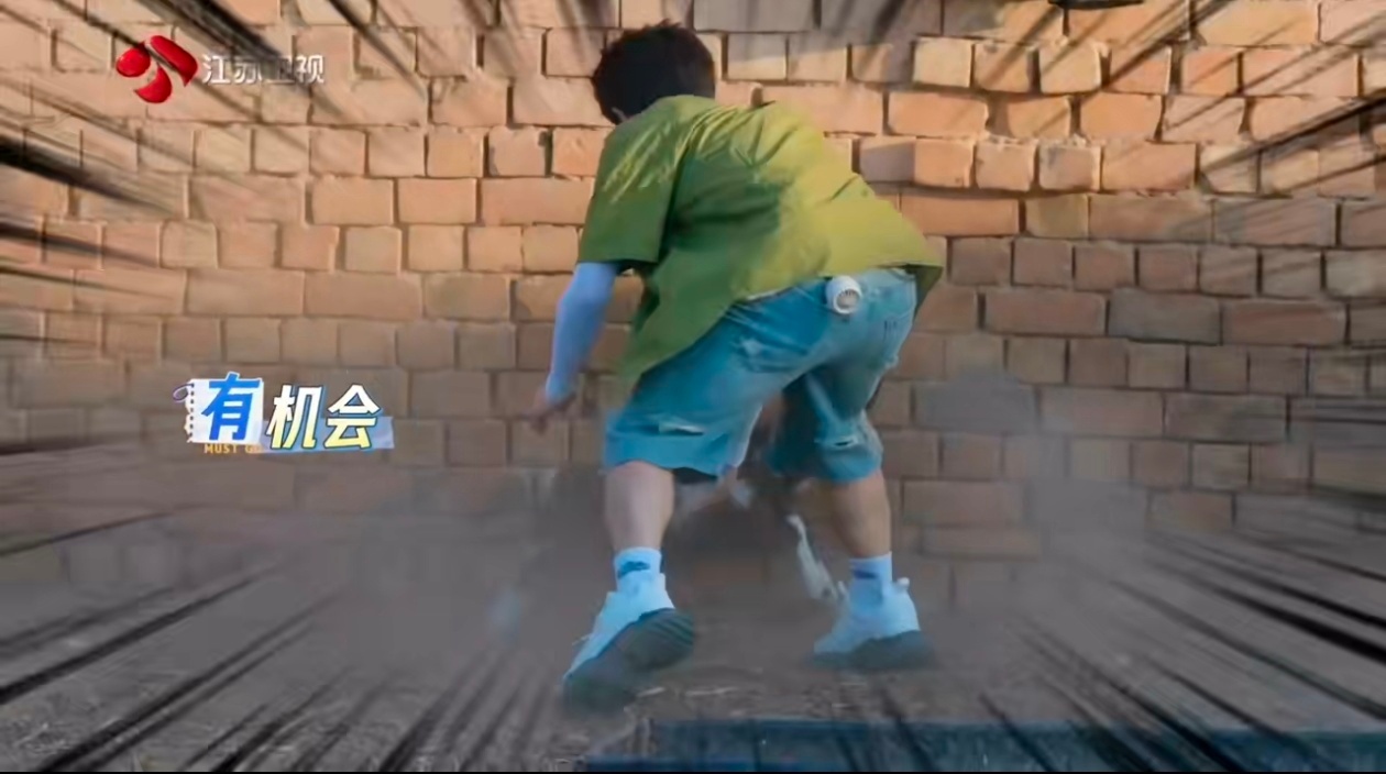 #何广智武艺很忙但不知道在忙啥#看何广智和武艺抓羊也太搞笑了吧！忙了一圈一无所获