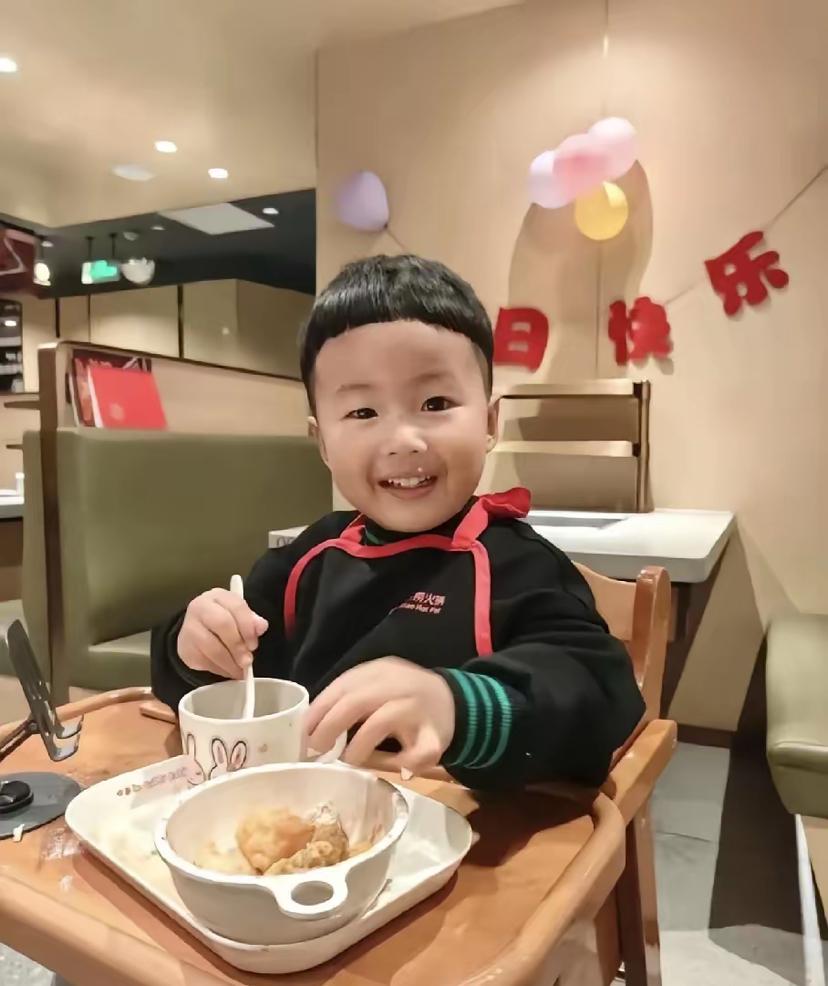 坏女人在外面打了小梓澈一个多小时，拖拽着孩子过马路，难道真的没有人发现吗？人心是