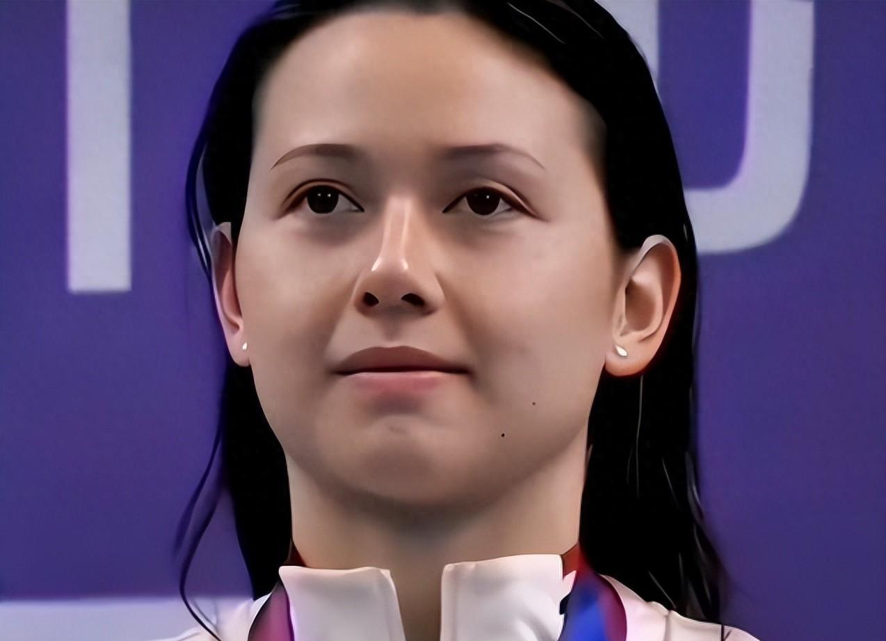 气愤！在刚刚结束的女子200米自由泳决赛中，中国香港选手何诗蓓力压群雄，再次斩获