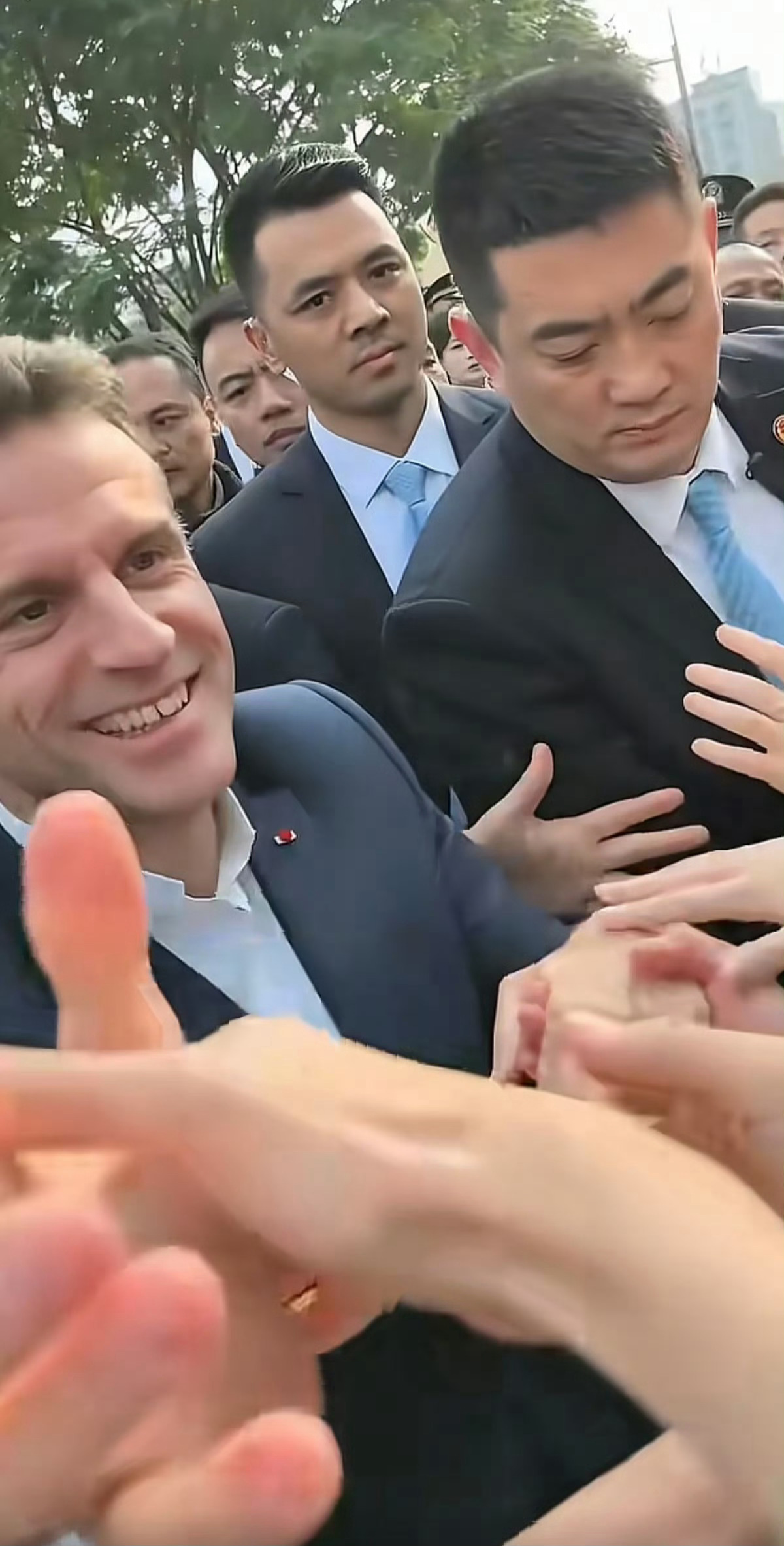 西班牙首相在清华握手握不过来了 毕竟是一个国家的首相呀，都是来看热闹的。清华大学