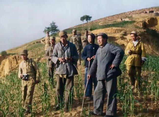 那些艰苦抗战的岁月里，伟人与战友们转战行军 