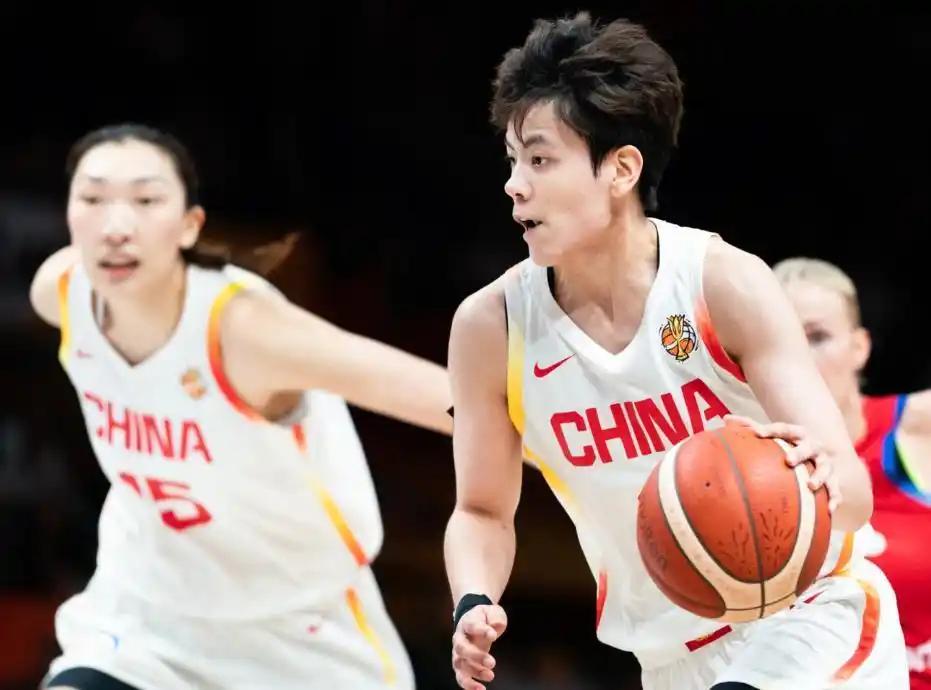 刚刷了一个文章，说9月3日中国女篮公布世界杯名单，队长从杨舒予换成陈玉婕，原因就