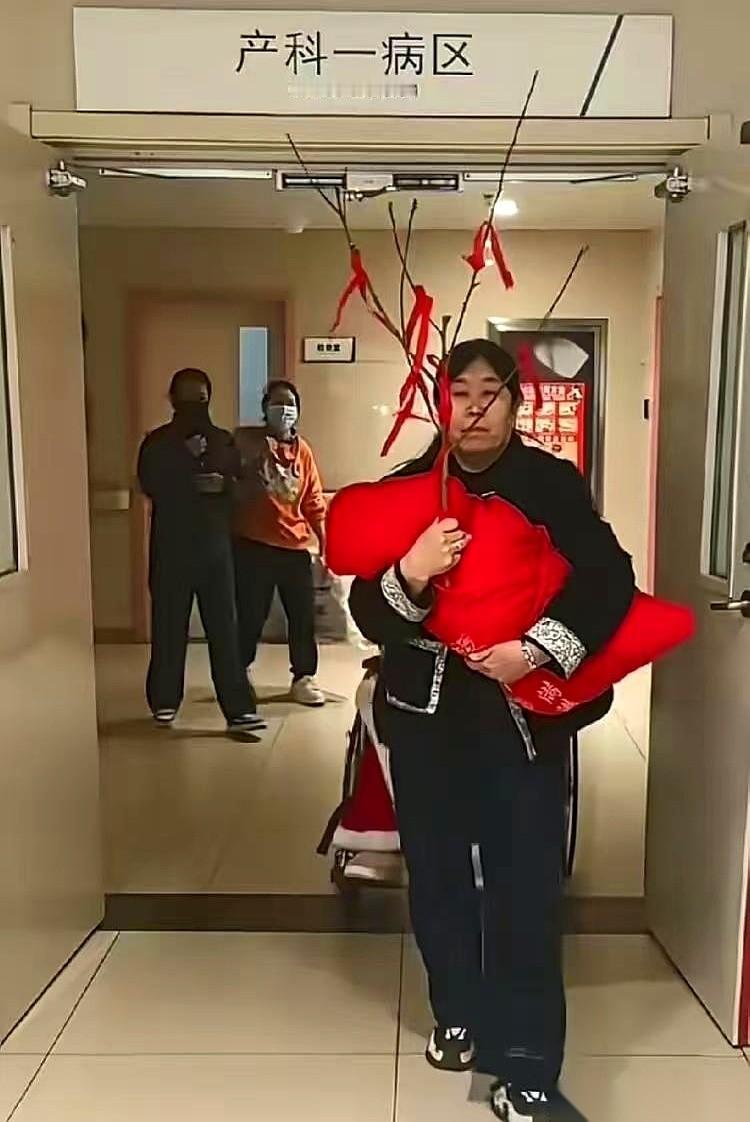 产科走廊里静悄悄的，消毒水味儿还没散。
一个大妈抱着个红布包就从病房出来了，怀里