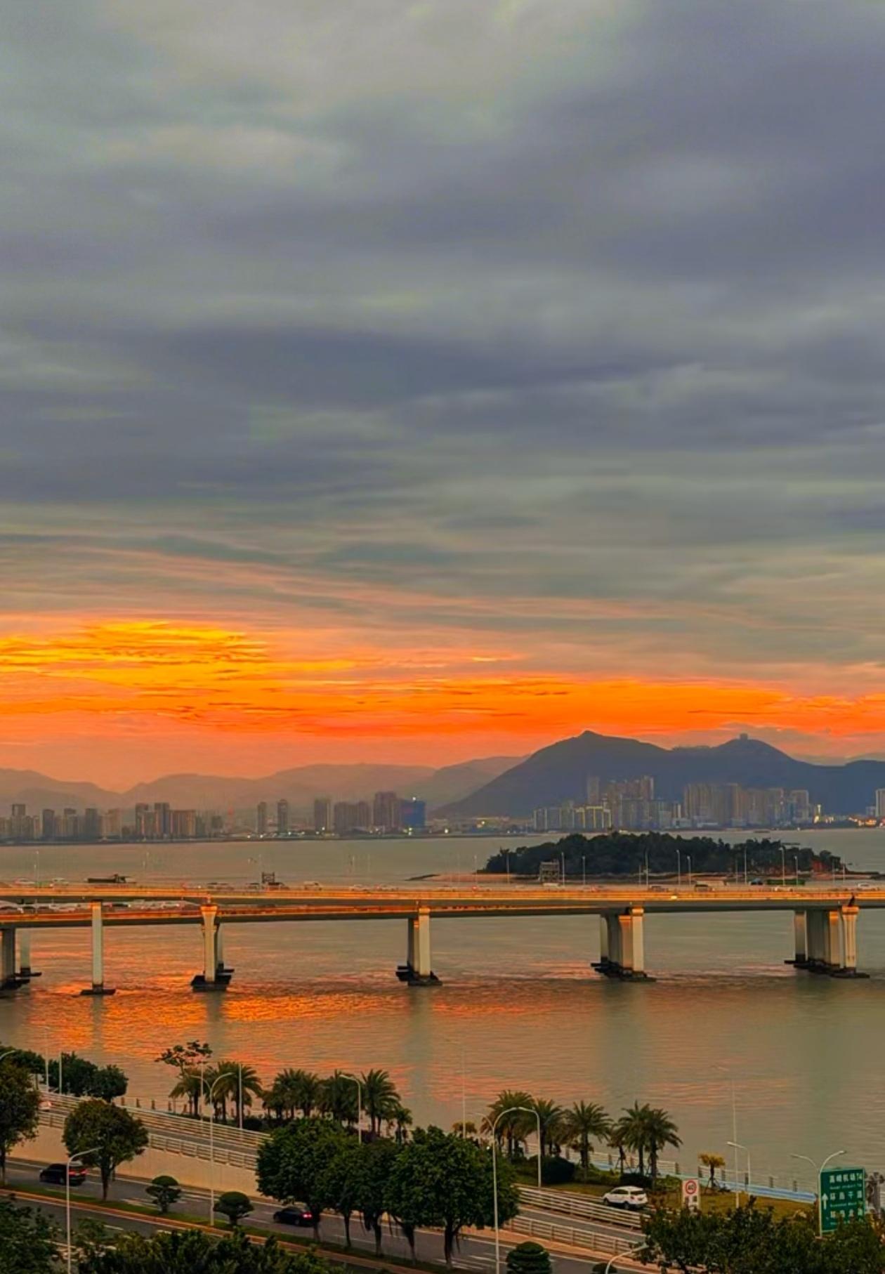 鹭岛暮霞，山海成画
 
厦门的傍晚，总藏着最温柔的山海浪漫。落日缓缓西沉，漫天晚