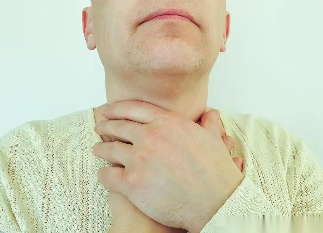 很多男性都有这样的经历，早上起床第一件事是找烟，嗓子干哑，清痰不断，说话带着明显