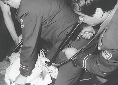 1999年11月，郑州军分区对武器库进行例行检查时，突然发现，犯罪分子竟从库房外