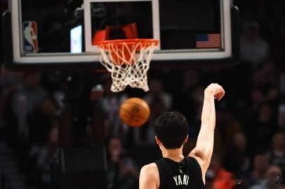 连最拿手的都不灵了，怎么给杨瀚森机会？
今天开拓者对阵掘金的比赛，由于开拓者大比