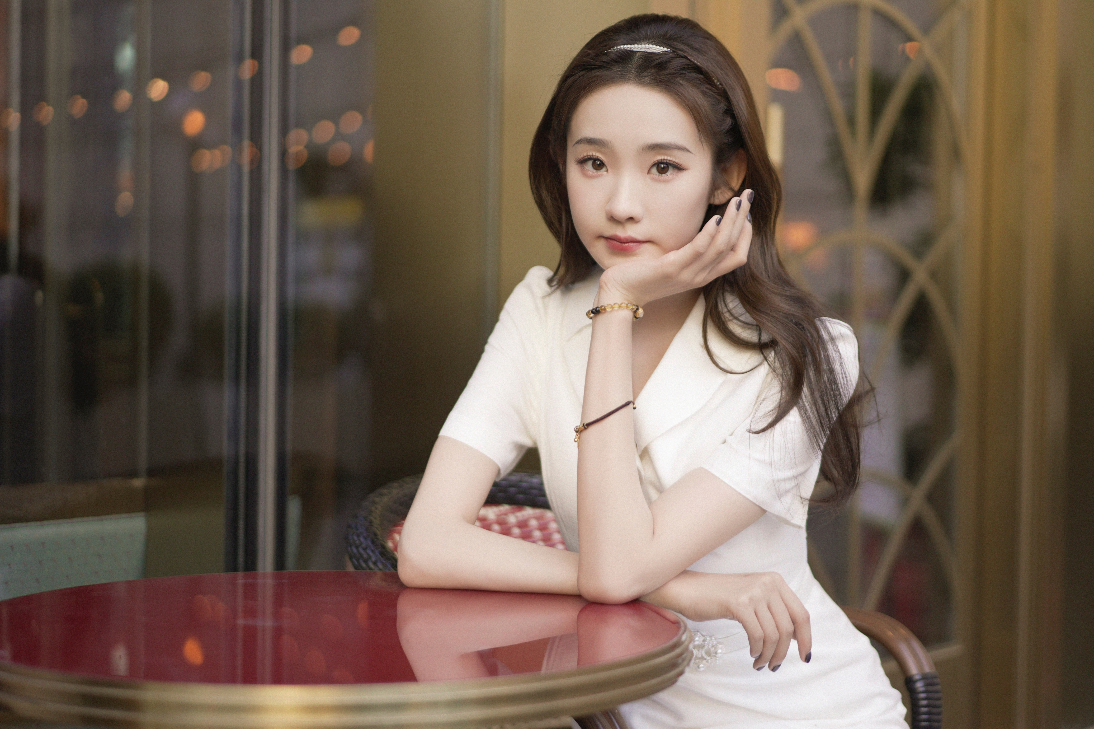张艺凡一袭白裙，青春甜美 [求关注][中国赞][打call] ​​​