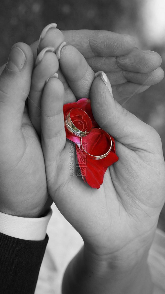 为什么女孩子在感情里总能被感动得稀里哗啦？其实，是她们自己在“点亮”爱情！

你