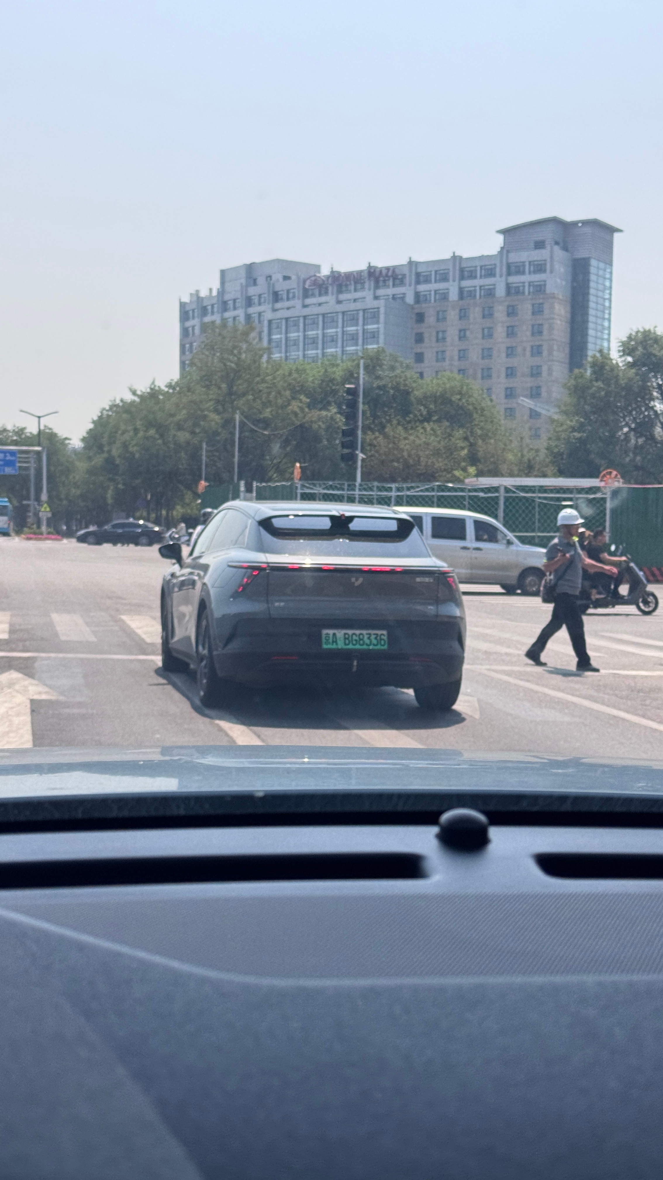 出门遇到这兄弟俩……极越01 和 哪吒S看起来都还挺好看是不是？哎…这对难兄难弟