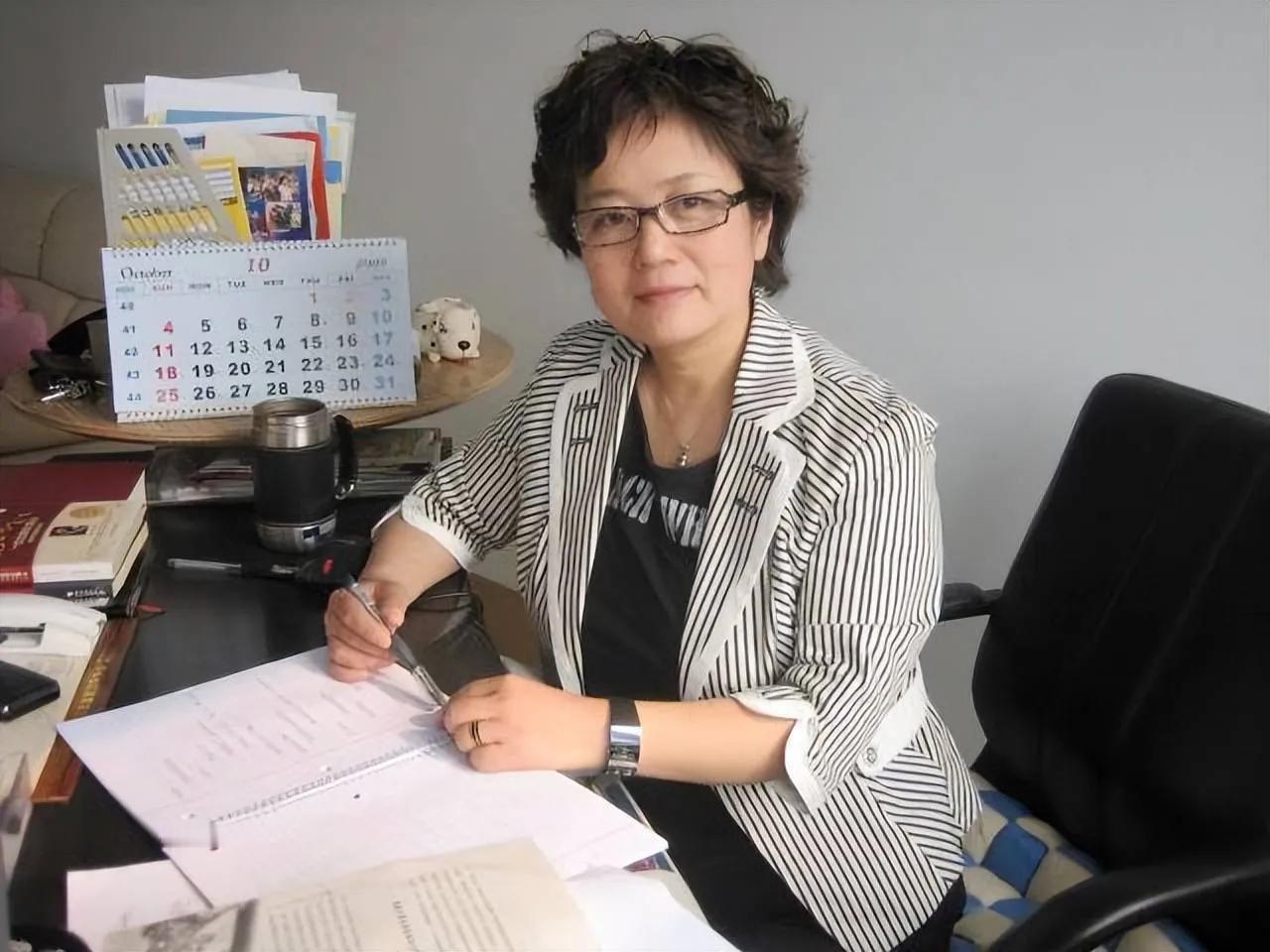 我今年 65 岁，退休前是一名中学老师，一辈子在讲台上耕耘，可以说是桃李满天下。