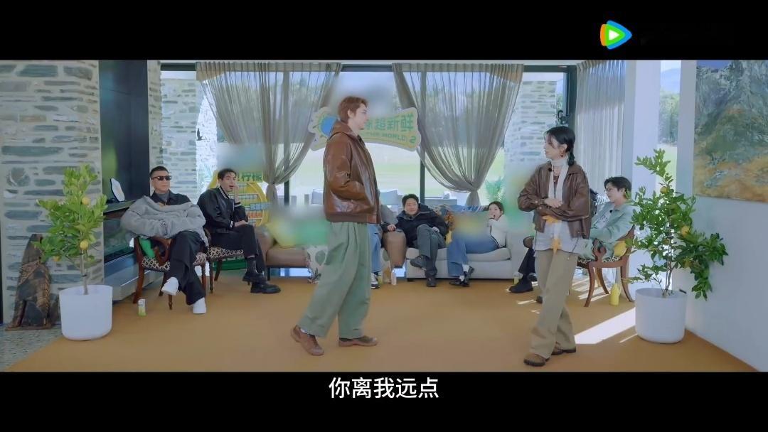 林一给自己演哭了其他人看林一单膝下跪周也的反应地球超新鲜 综艺里看到这种级别的即