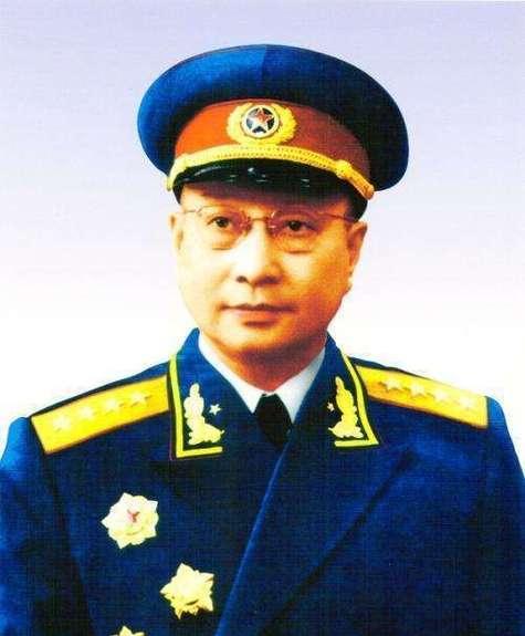 1940年的一天，陈赓正在前线指挥战士们挖战壕，干得热火朝天的时候，129师师长
