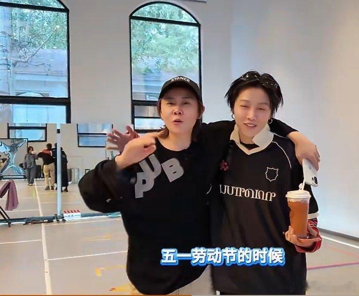 王濛练舞好像斗牛王濛练舞好像斗牛，王濛跟着刘雨昕学舞，而且整个人都很认真 ，要知