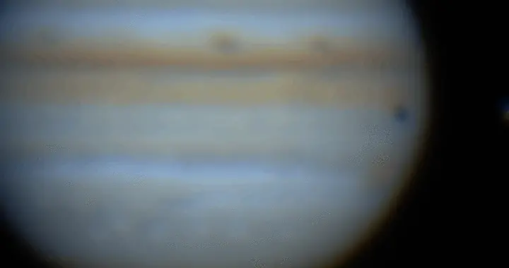 科学家 难得一见 业余天文学家拍下木星被流星撞击的大气闪光