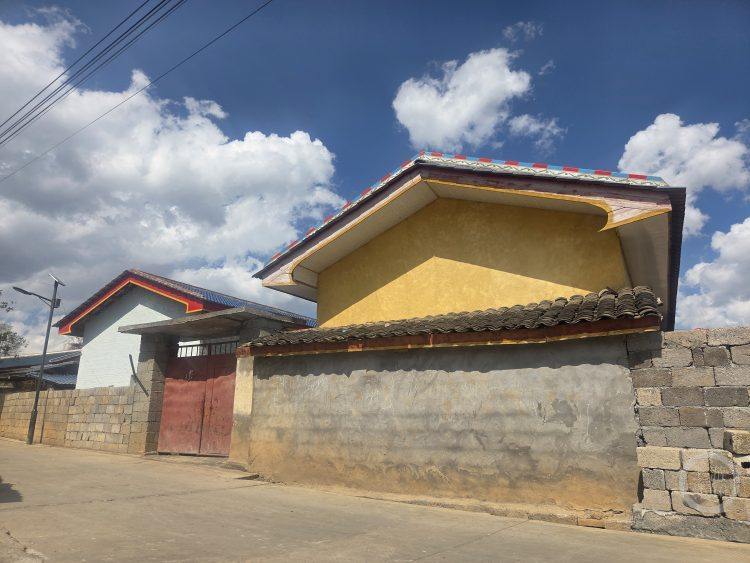 实地探访B太帮扶凉山女孩家：新房已建成，当事人避谈质疑