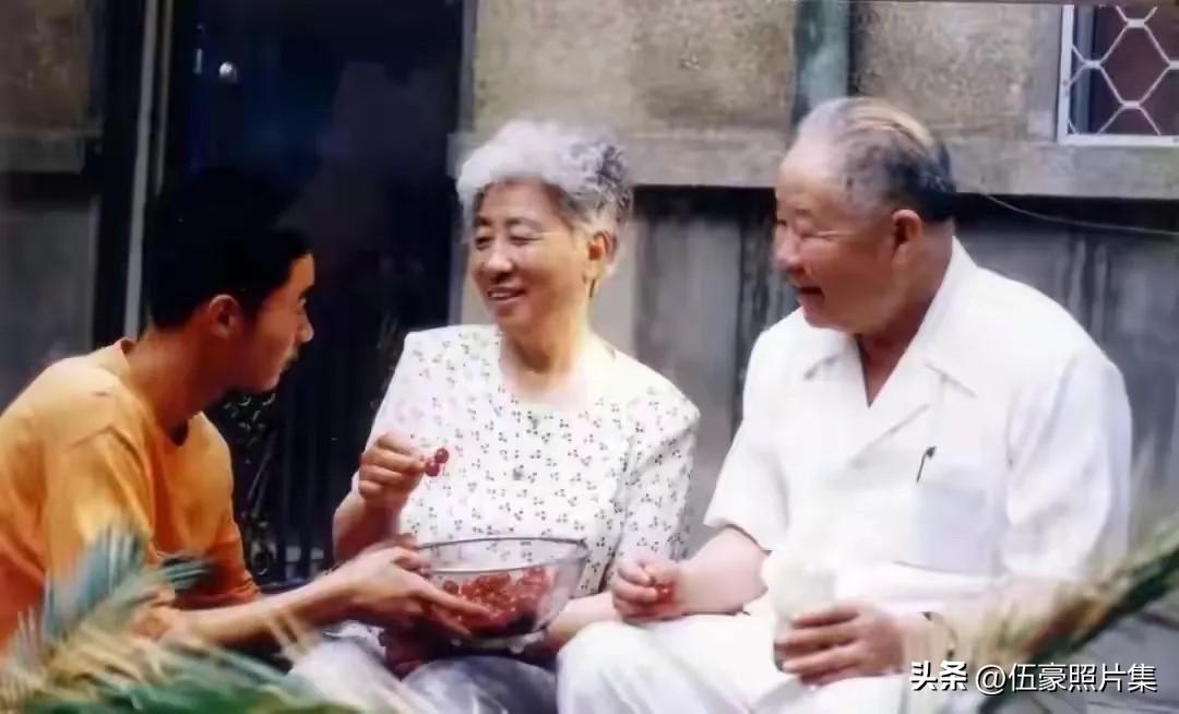 晚年时期，原160师师长张志信（右一）与老伴成翠芬（右二）在烟台家中接受采访时的