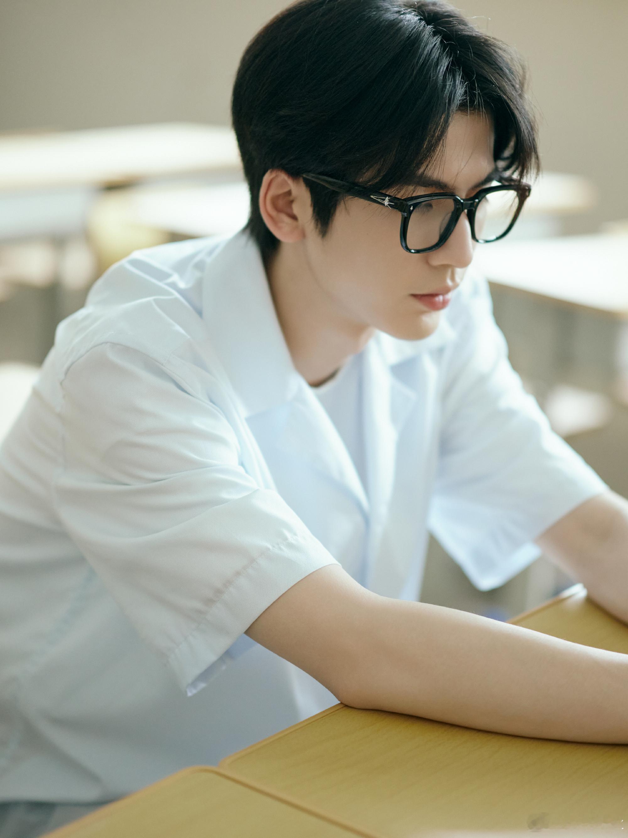 #张凌赫青春校园风造型#九月第一天张凌赫发了九宫格营业！浅蓝衬衫搭配白色T，好清