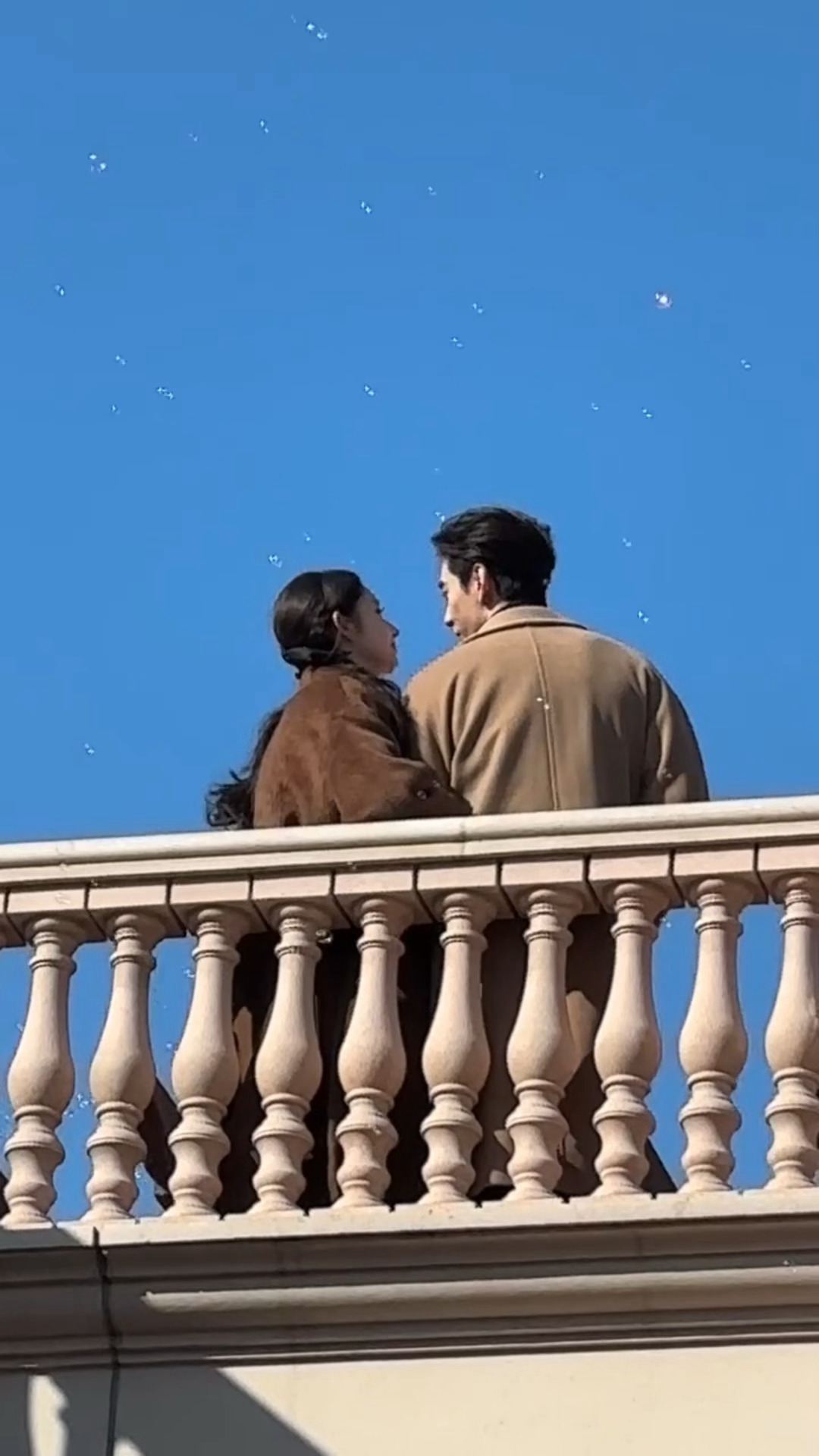 北京环球偶遇陈星旭王玉雯，应该是在拍《突然的喜欢》剧宣物料，熟人局就是吃得好啊