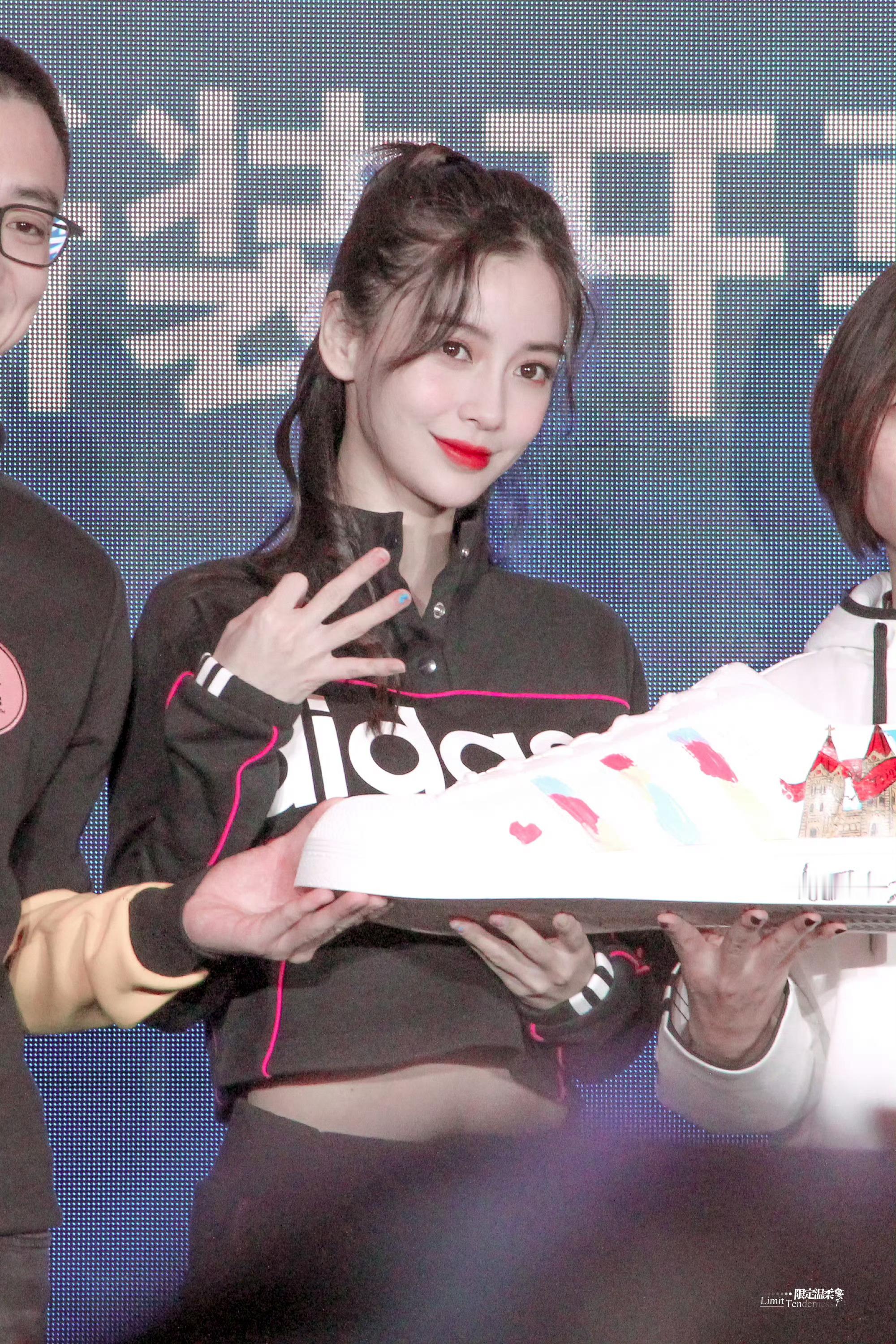 angelababy angelababy 我一直在等待幸福降临 但其实幸福早已