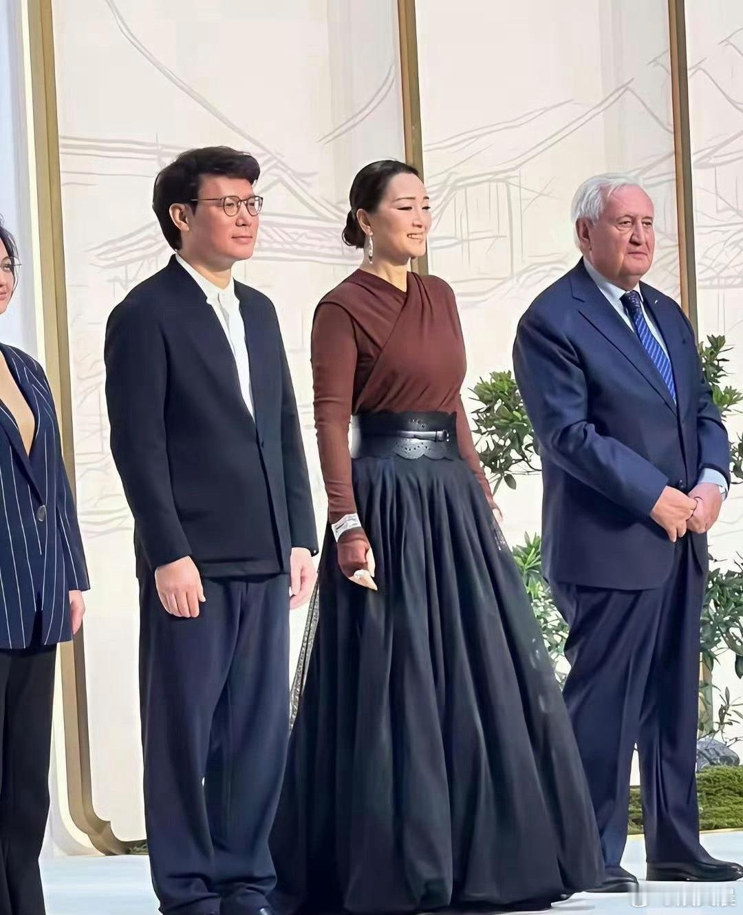 巩俐携丈夫出席法国国宴！60+依旧优雅惊艳，蓬蓬大摆半身裙加持，女王气场全开，每