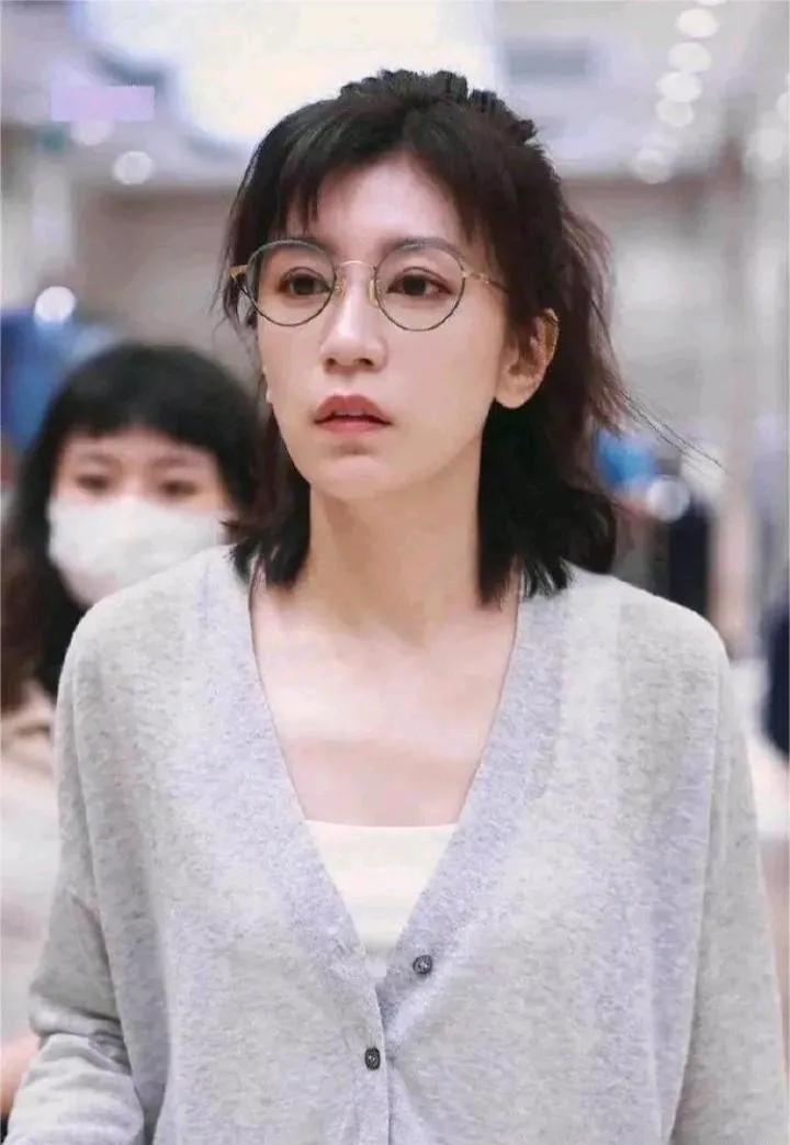 瘦下来的贾静雯，有点脱相的味道，虽然整个脸部保养的还是很好，但整体看过去还是稍微