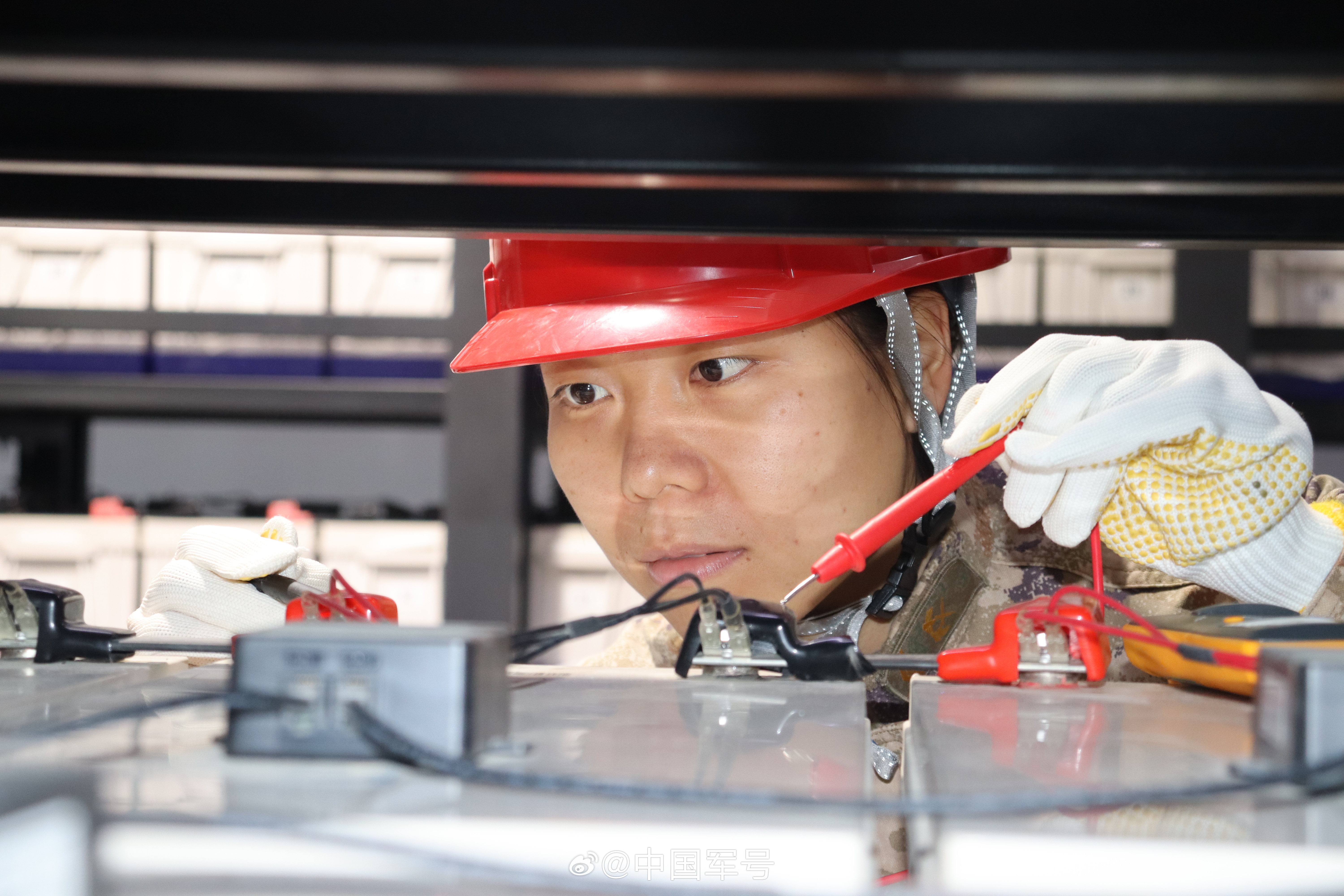 强军兴军她力量【别叫我女神请叫我女战士】军营里的她们——铿锵玫瑰，坚守战位、向战