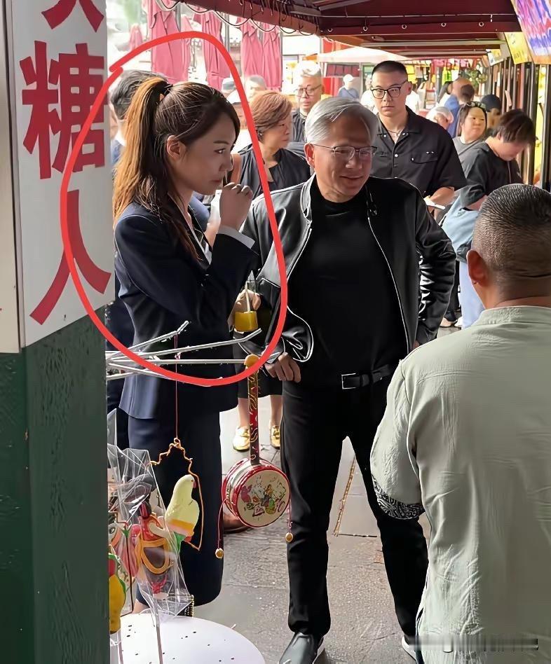 黄仁勋街头行, 
怎么还在穿夹克呢！

访问团的任务完了, 很多人都坐飞机走了,