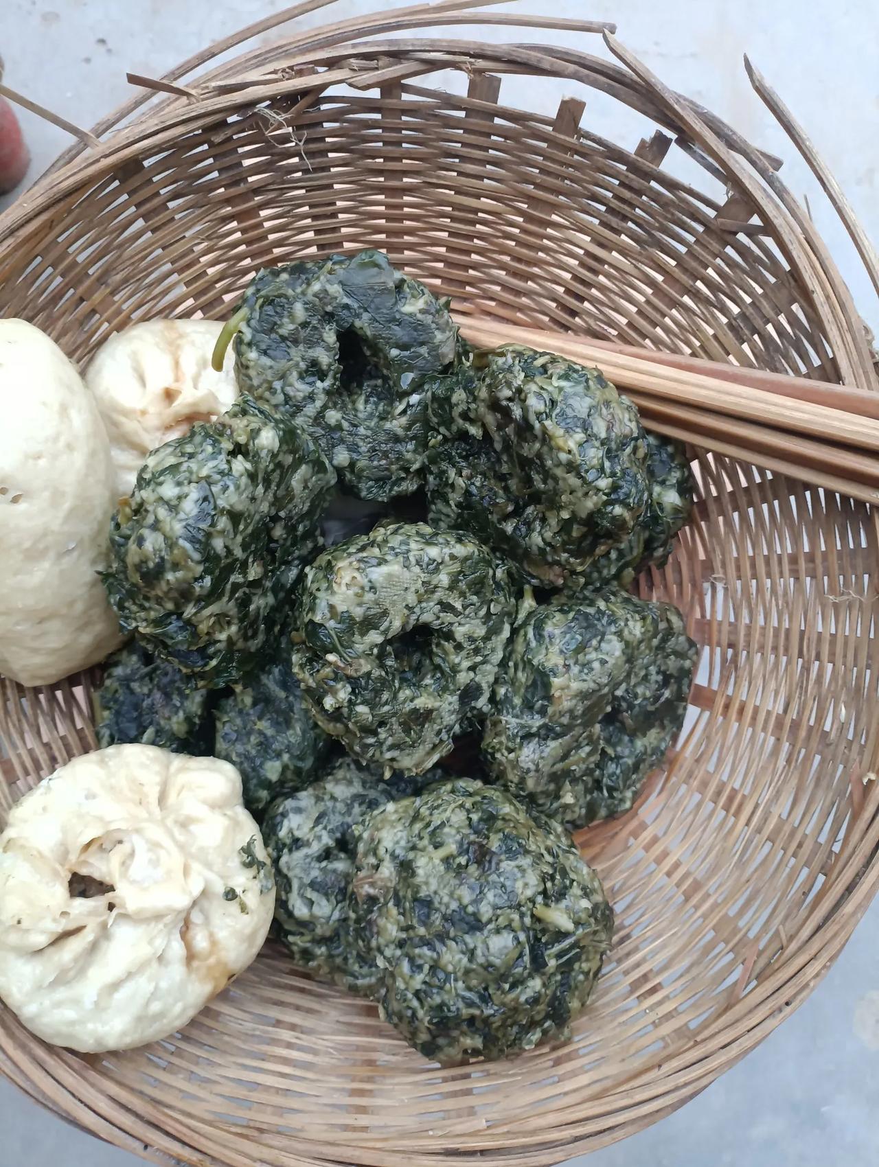 自家种的红薯，做馍吃，挺好。
   老家的一处老宅基地，没有盖房子，便种上了庄稼