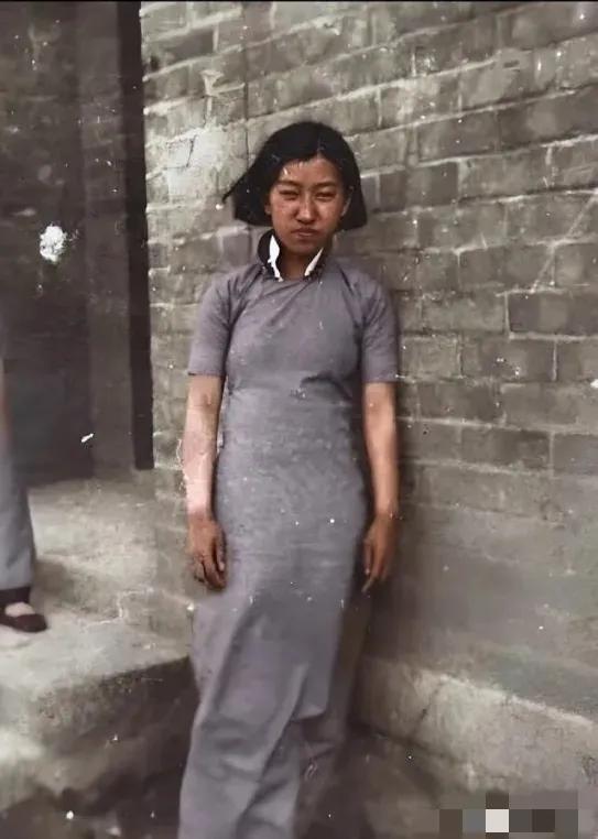 1937年12月的南京，寒风如刀，城墙倒了，街巷烧焦了，连空气都带着血腥，在城北