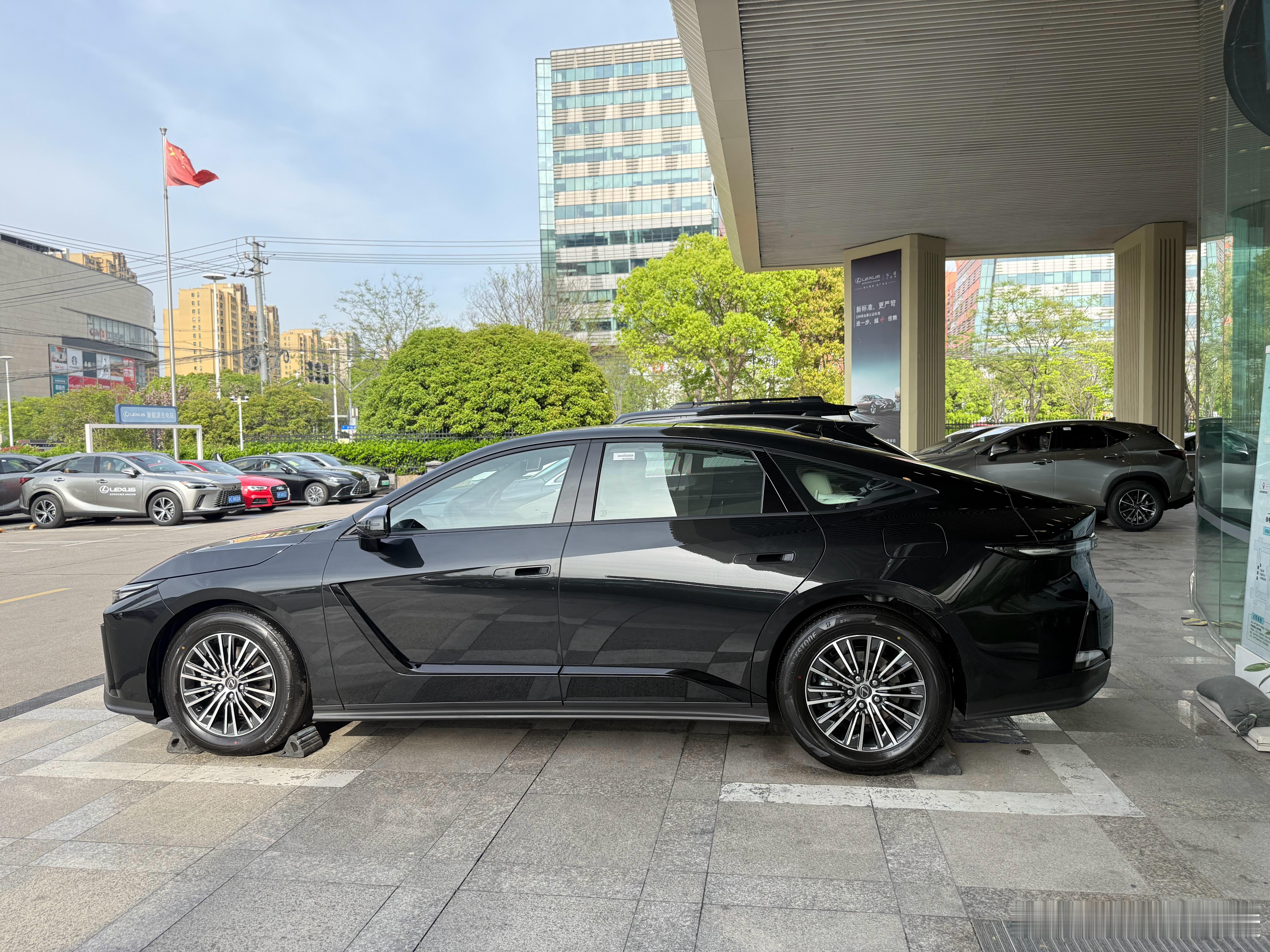 今天来拍雷克萨斯新一代ES，浦东沪南路上这家上海东昌雷克萨斯，绝对是本地的老牌4