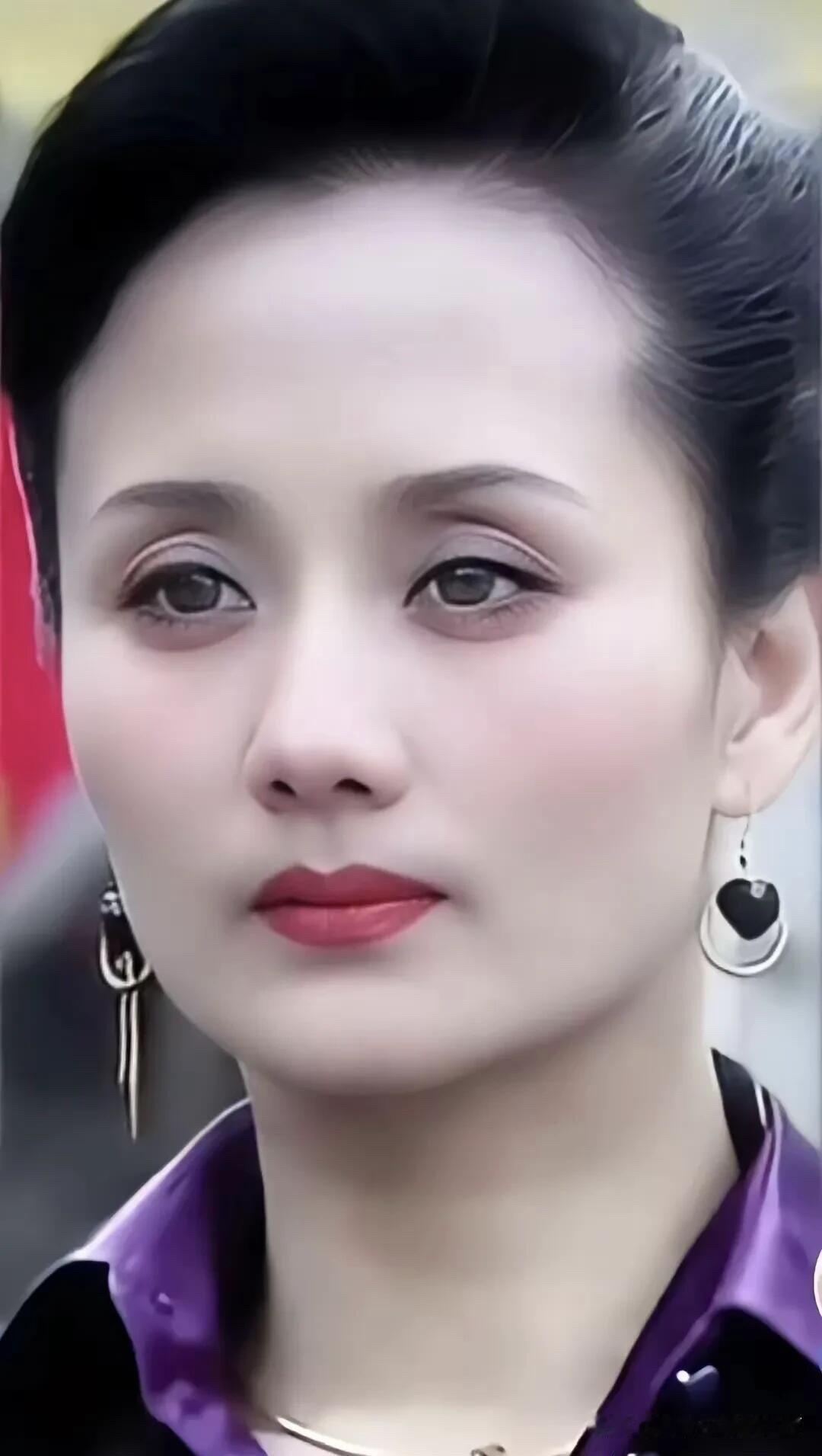 原来真有一种女人就算没有惊艳容颜，也一样可以美得独一无二，就像照片中的女演员，她