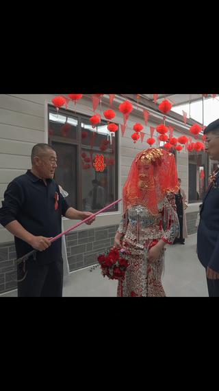这是哪里的婚礼习俗？
为什么要让老公公代替新郎用秤杆挑开新娘的“红盖头”？
这看
