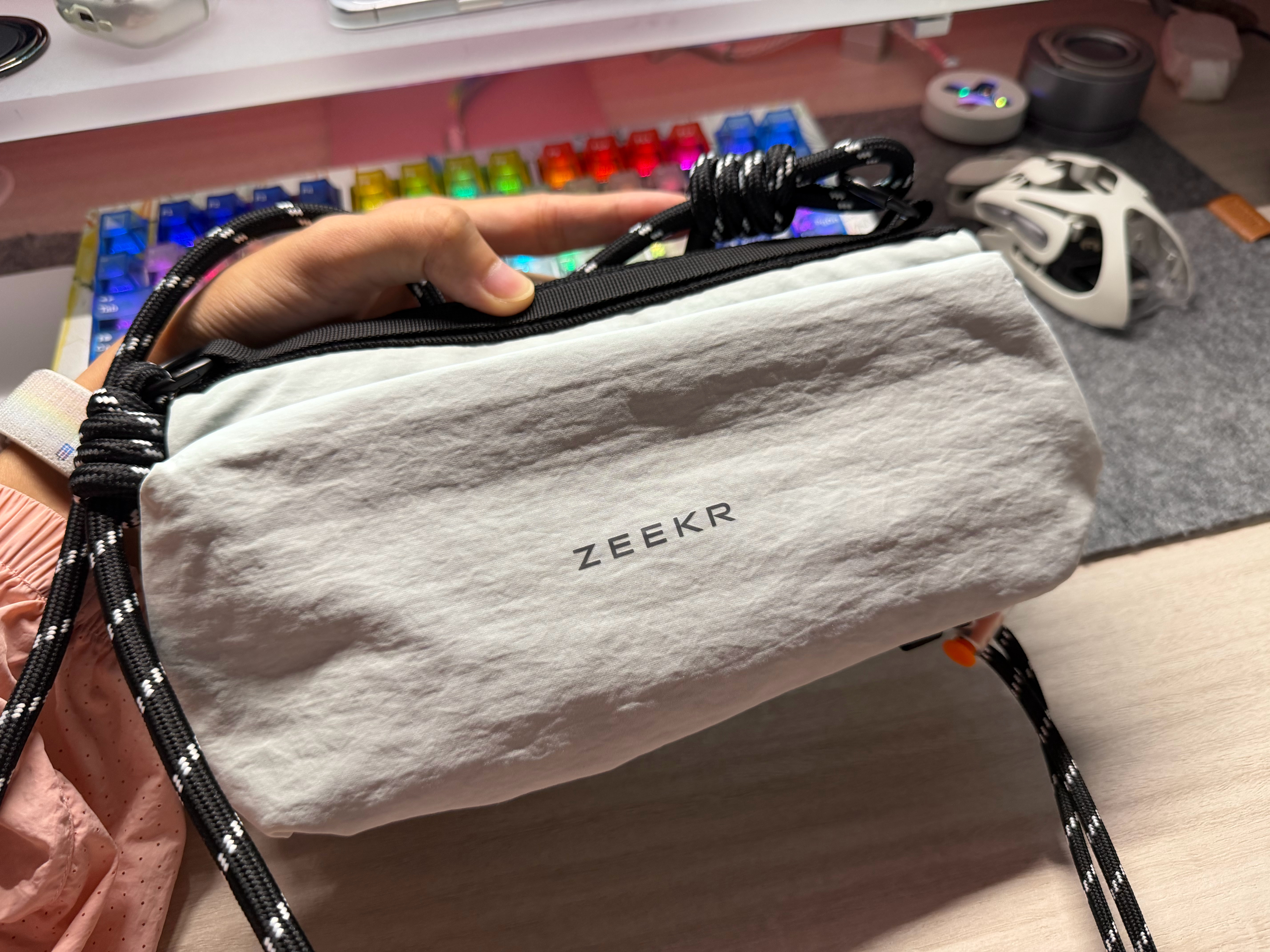 该说不说，极氪这个斜挎包还挺独特的而且海鲜市场仅需20元还包邮夯！ 