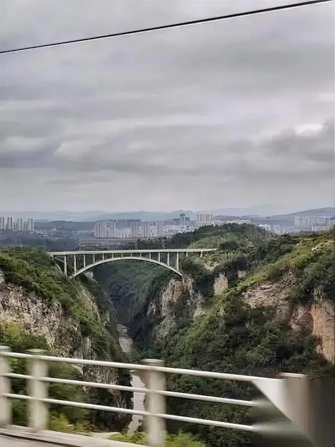 你有没有过这种崩溃？

加班到十点，同事还在敲代码，说“这逻辑改完超爽”。

我