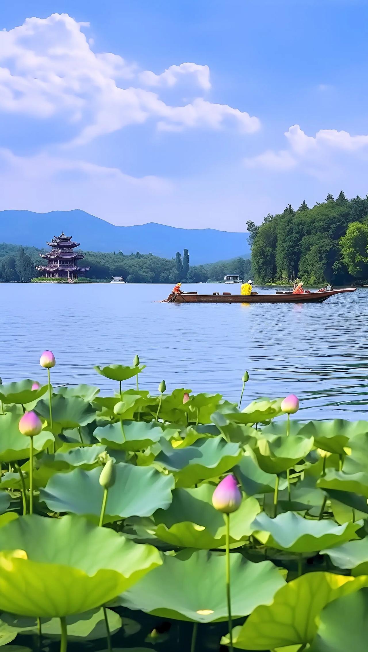 【中吕 · 喜春来】夏日游湖

晴光万顷金波漾，
云映溪桥倒影长，
歌声断续伴荷