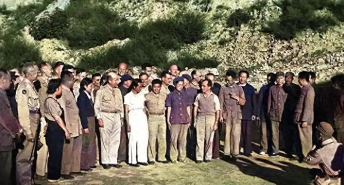 1944年美军观察团到访延安，宴会现场拍下老照片，众多元勋们神情各异，你能看出谁
