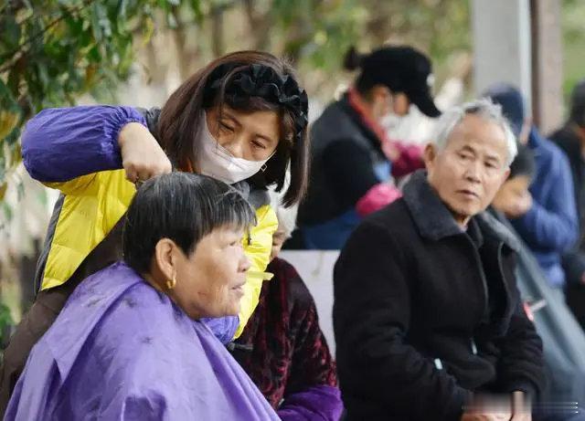#美发行业早就应该整顿了##路边理发# 良心理发师晓华火了！👏其实吧，美容美发