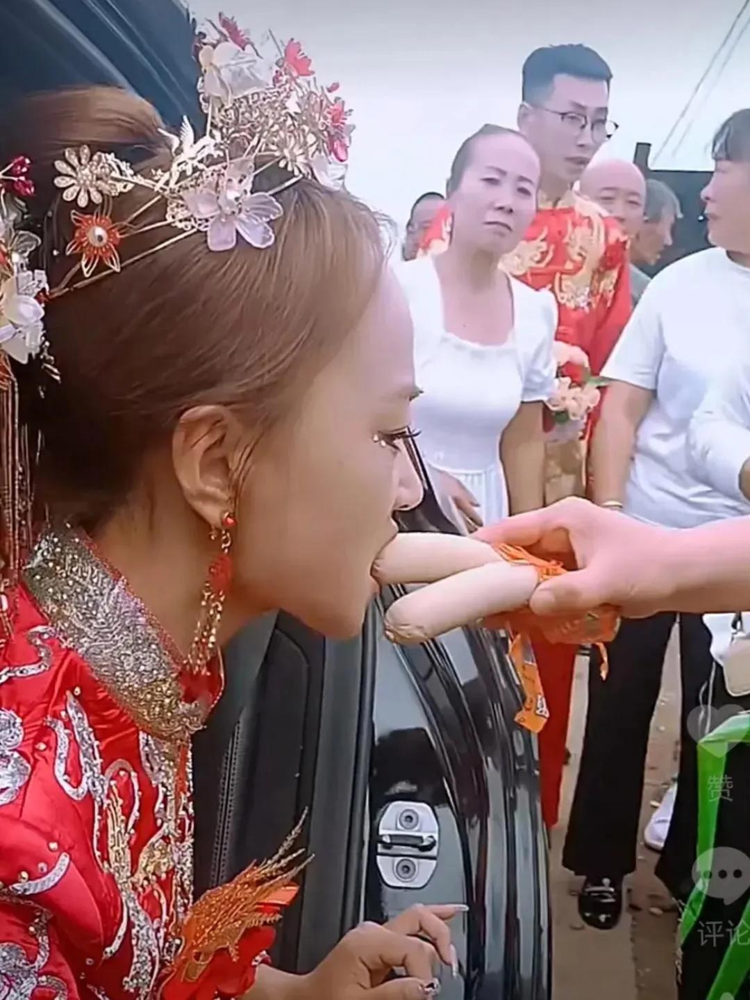 头一回看到结婚还有这习俗，但起码给新娘子吃王中王吧！吃鸡肉肠差点儿意思。