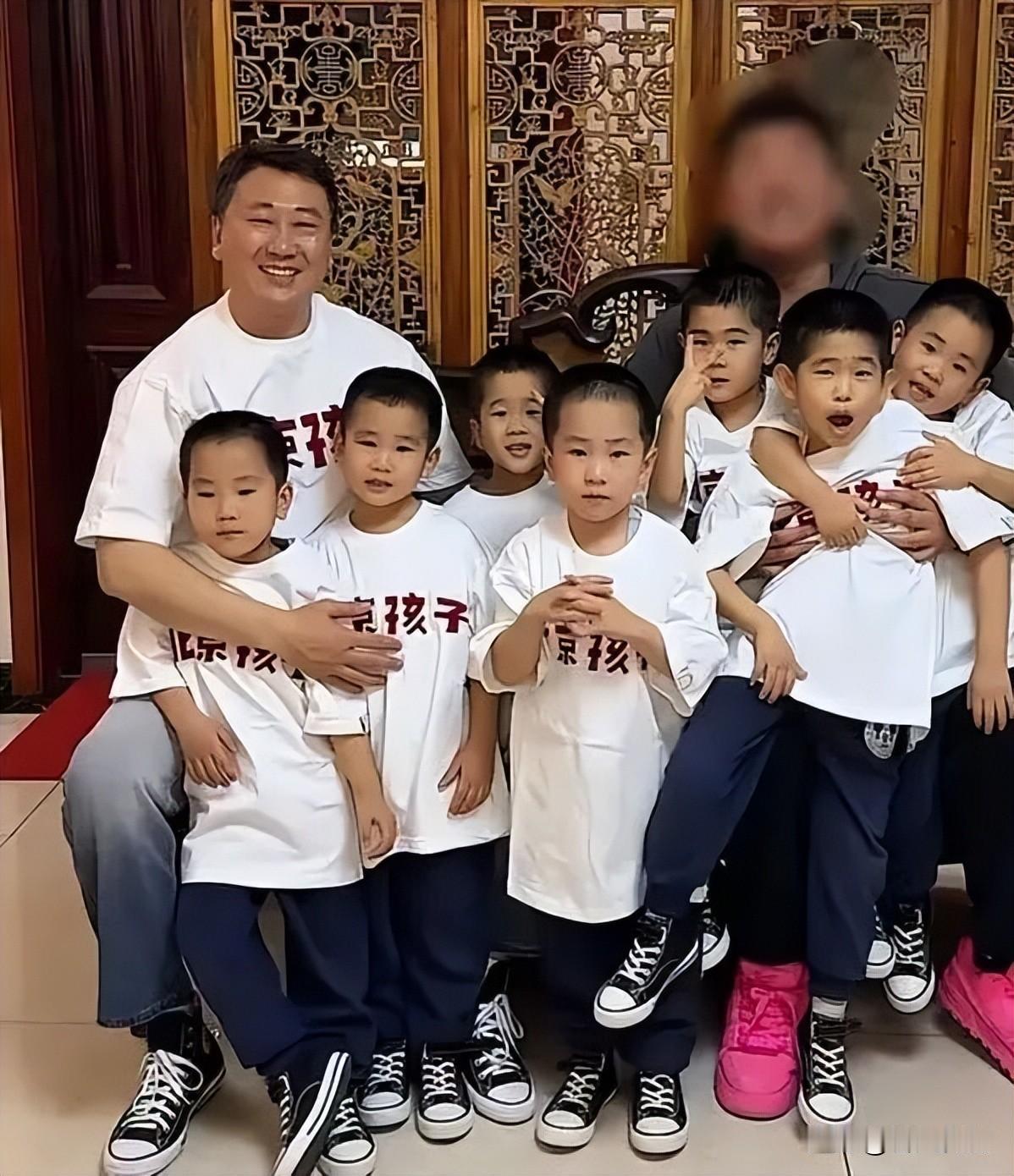 48岁喜提“七胞胎”儿子，全职奶爸一人带7个娃，真实“身份”不只是矿业老板那么简