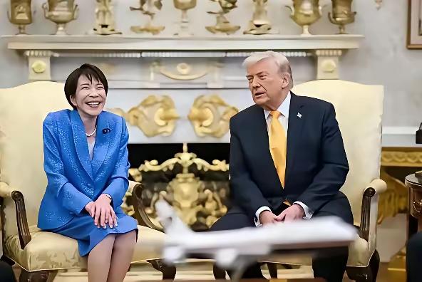 ​日本首相高市早苗近期对美国的访问似乎让人大跌眼镜，看上去与特朗普交谈的时候，除