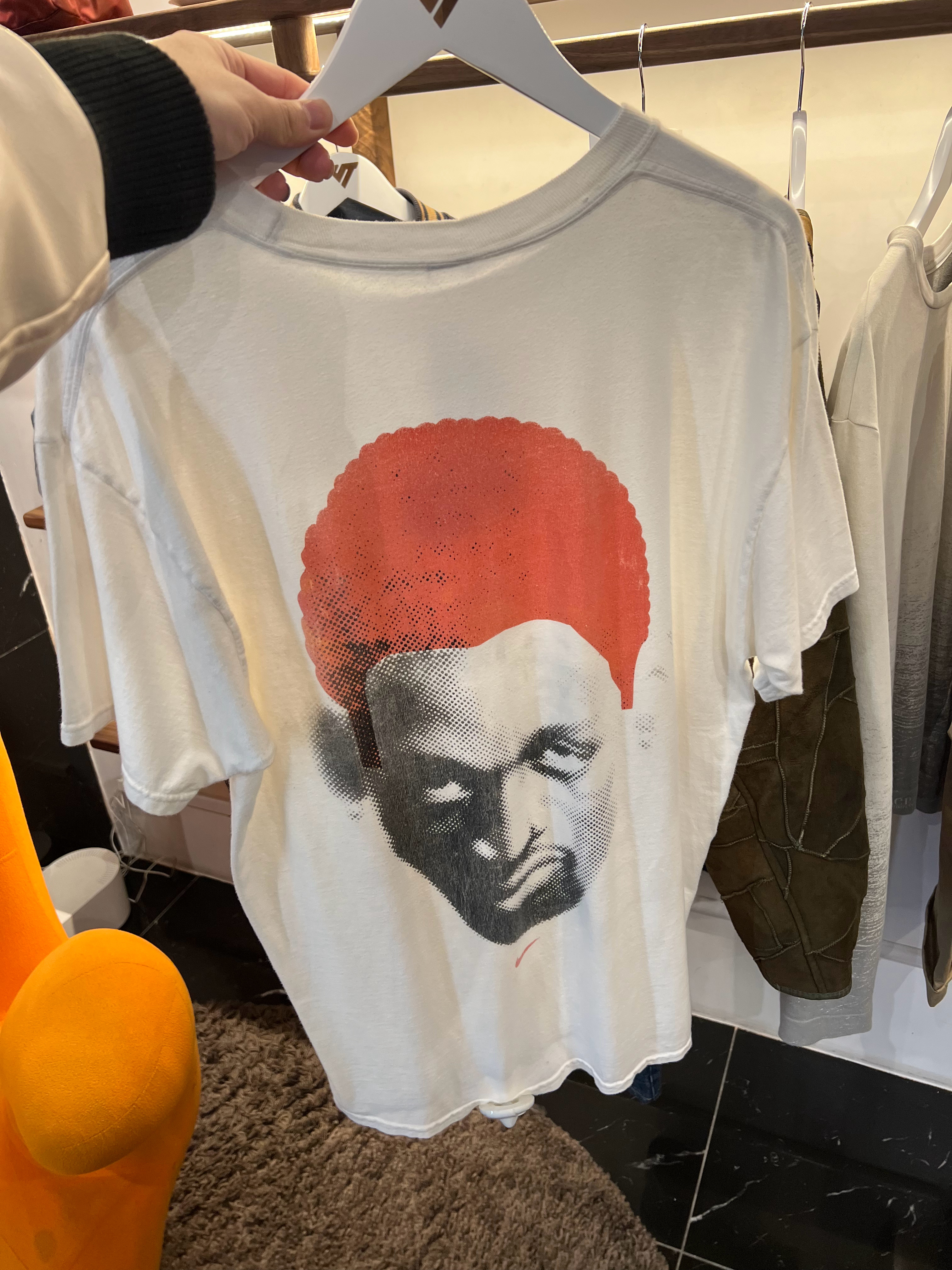 伦敦SOHO一家古着店竟然遇见了耐克当年出的罗德曼头像tee，这个图案后来被各种