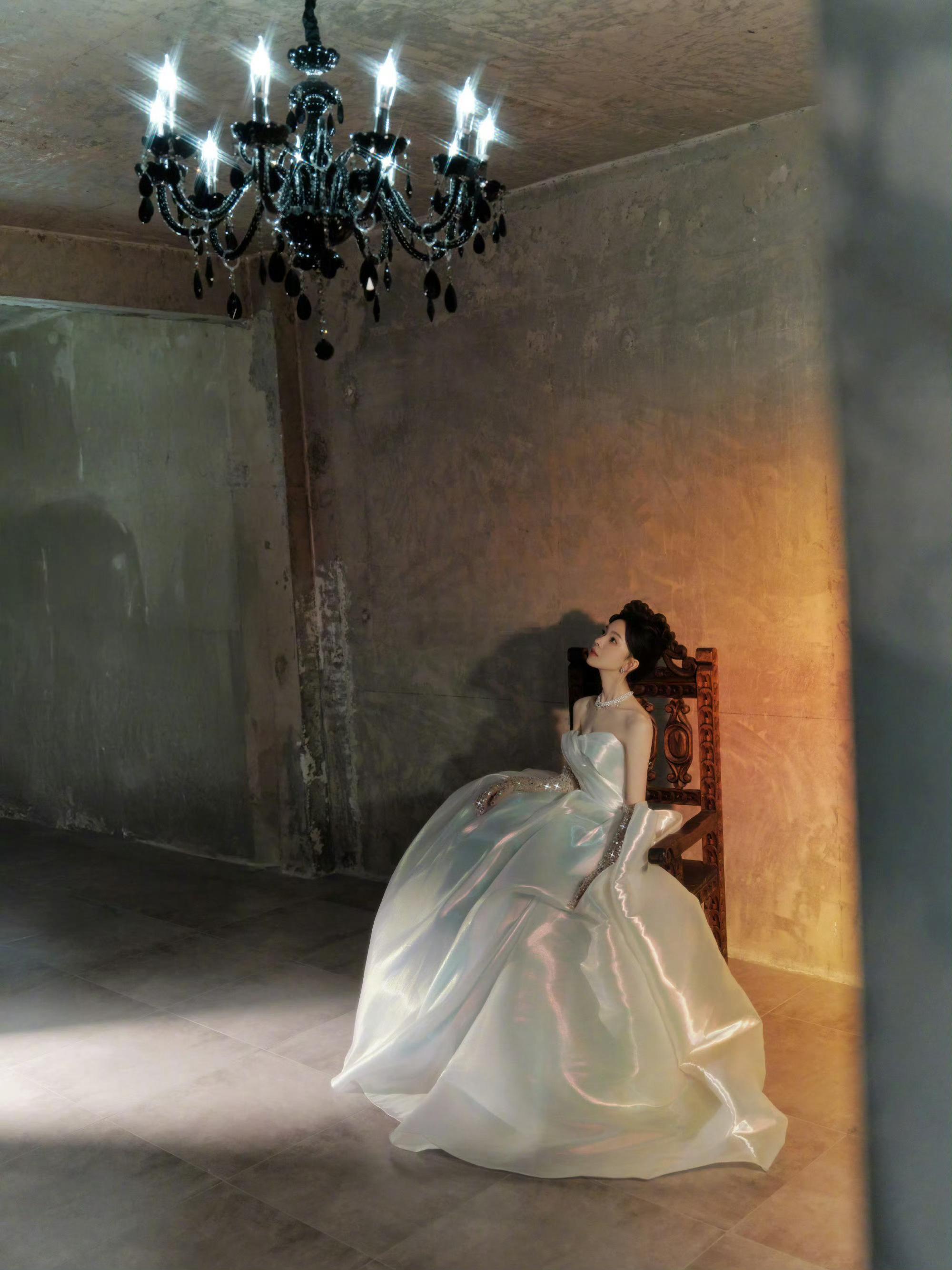 陈瑶穿了五彩斑斓的白陈瑶这条裙子是偷了月光织就的吧！远看素白清冷，近看虹光流转，