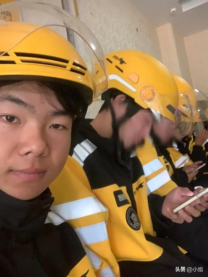 他一件短袖穿7年。

领口都磨破了，起球了，舍不得扔。姐姐2019年送的。

手