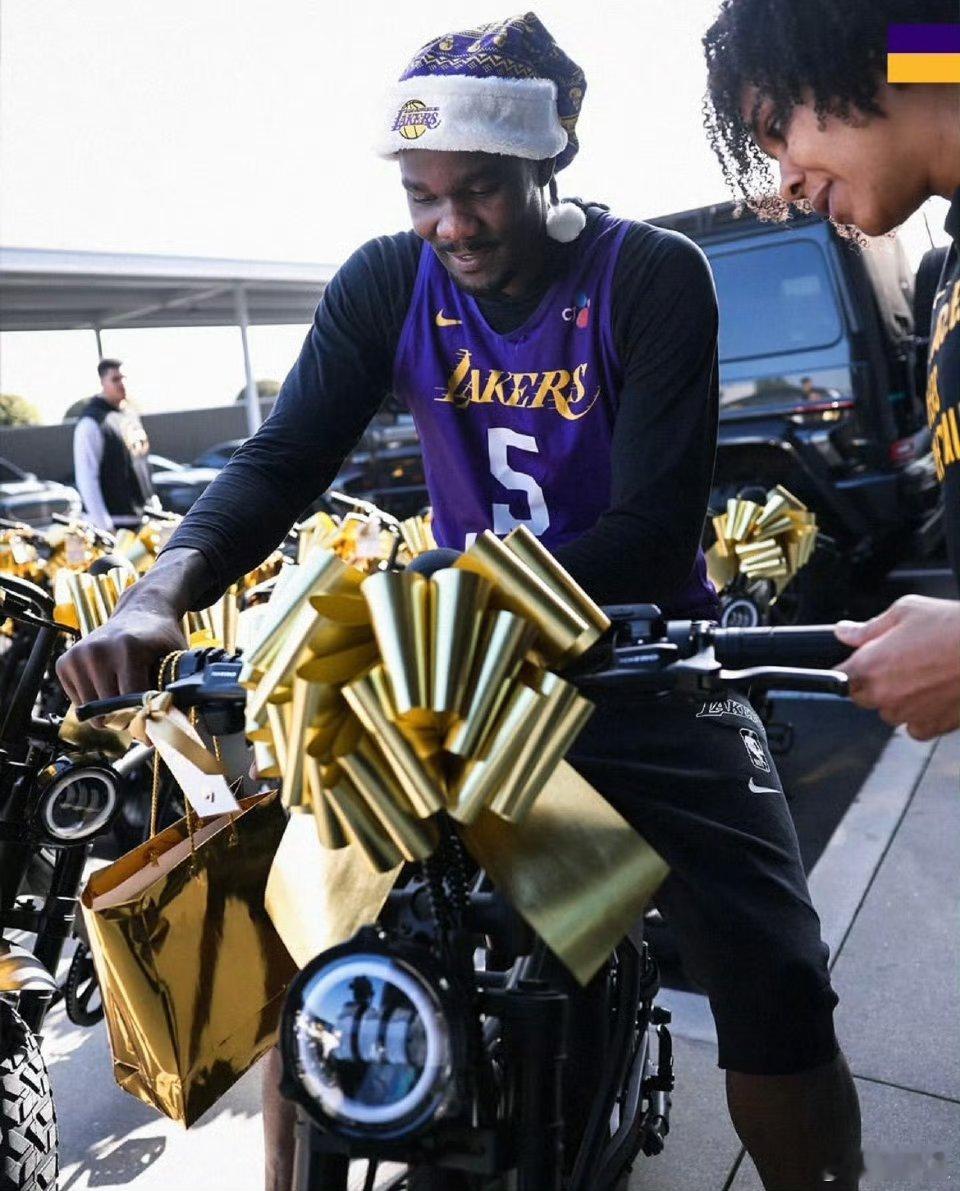 艾顿职业生涯第3次参加圣诞大战。他在2021和2022年的圣诞大战中，分别拿到了