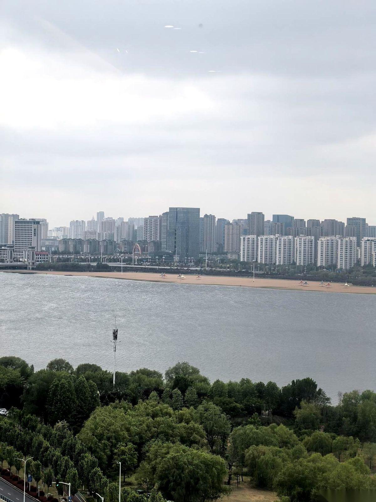 鼠标点下去，成交。
账户里多了2300块，不多。但我终于能睡个好觉了，五年来的第