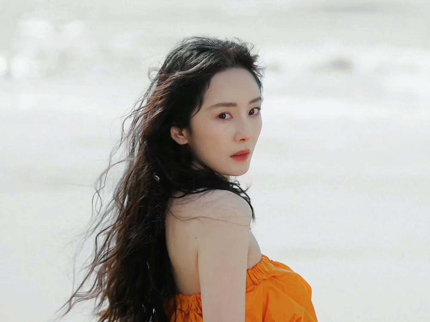 杨幂海边女骑士VOGUE大片好喜欢这个镜头 杨幂好有故事感的眼神