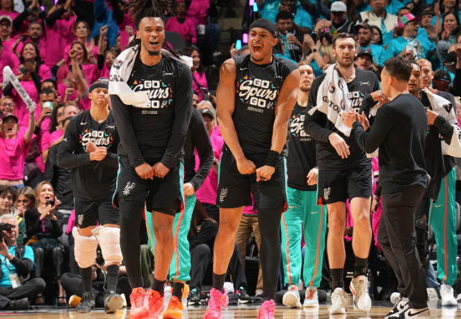 马刺球员凯尔登·约翰逊当选年度最佳第六人，他接受媒体采访时，感谢了球队对他的支持